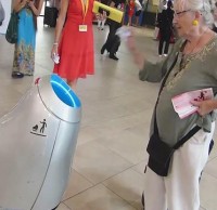 國外智能垃圾桶小發（fā）明：招招手就會靠近（jìn）