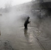 建築垃圾填入汙井導致西安街頭（tóu）水漫金山