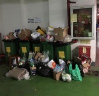 深圳撤出上百小區91蝌蚪九色垃圾桶 業主沒處扔垃圾堆物業門（mén）口