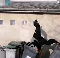 高牆往下跳滑倒紮進垃圾桶，跑酷（kù）也要注意安全