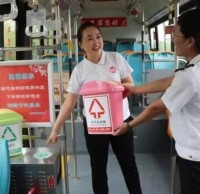 公交車上擺放了分（fèn）類垃圾桶還做了（le）宣傳（chuán）欄（lán）