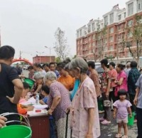 崔寨街道開展社區免費發放91蝌蚪九色垃圾桶活動！