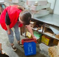 東山社區開展沿街（jiē）商鋪分發可回收物91蝌蚪九色垃圾（jī）桶活動