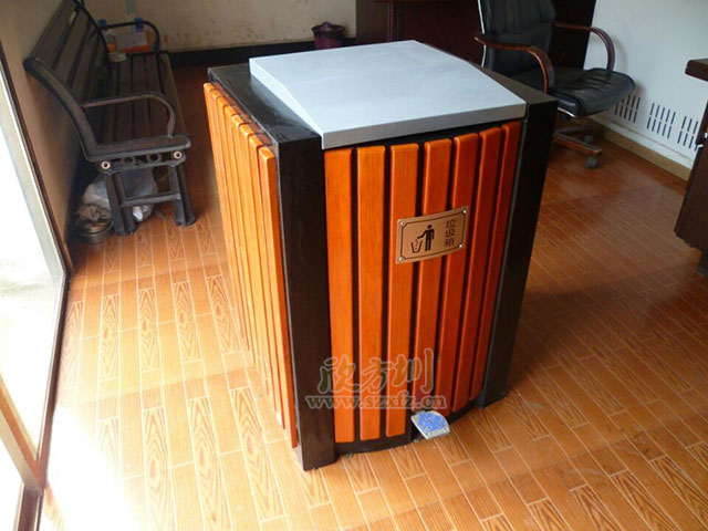 腳踏式鋼木垃（lā）圾桶