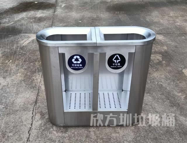 學校班級（jí）裏的91蝌蚪九色垃圾桶