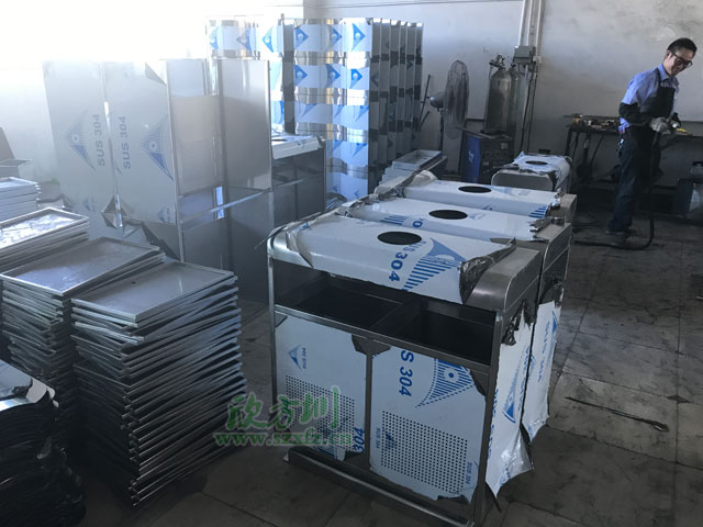 不鏽鋼分（fèn）類（lèi）垃圾（jī）桶生產圖